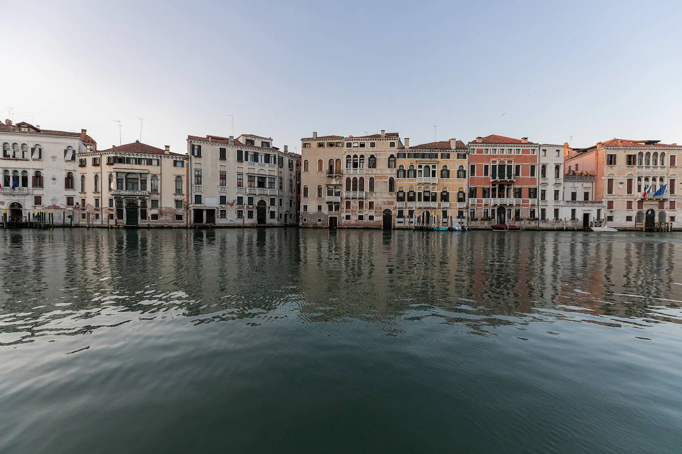 La pandemia del coronavirus dejó imágenes insólitas en una de las capitales turísticas de Europa. Recuperando poco a poco la normalidad, Venecia sigue dejando estampas únicas al atardecer.