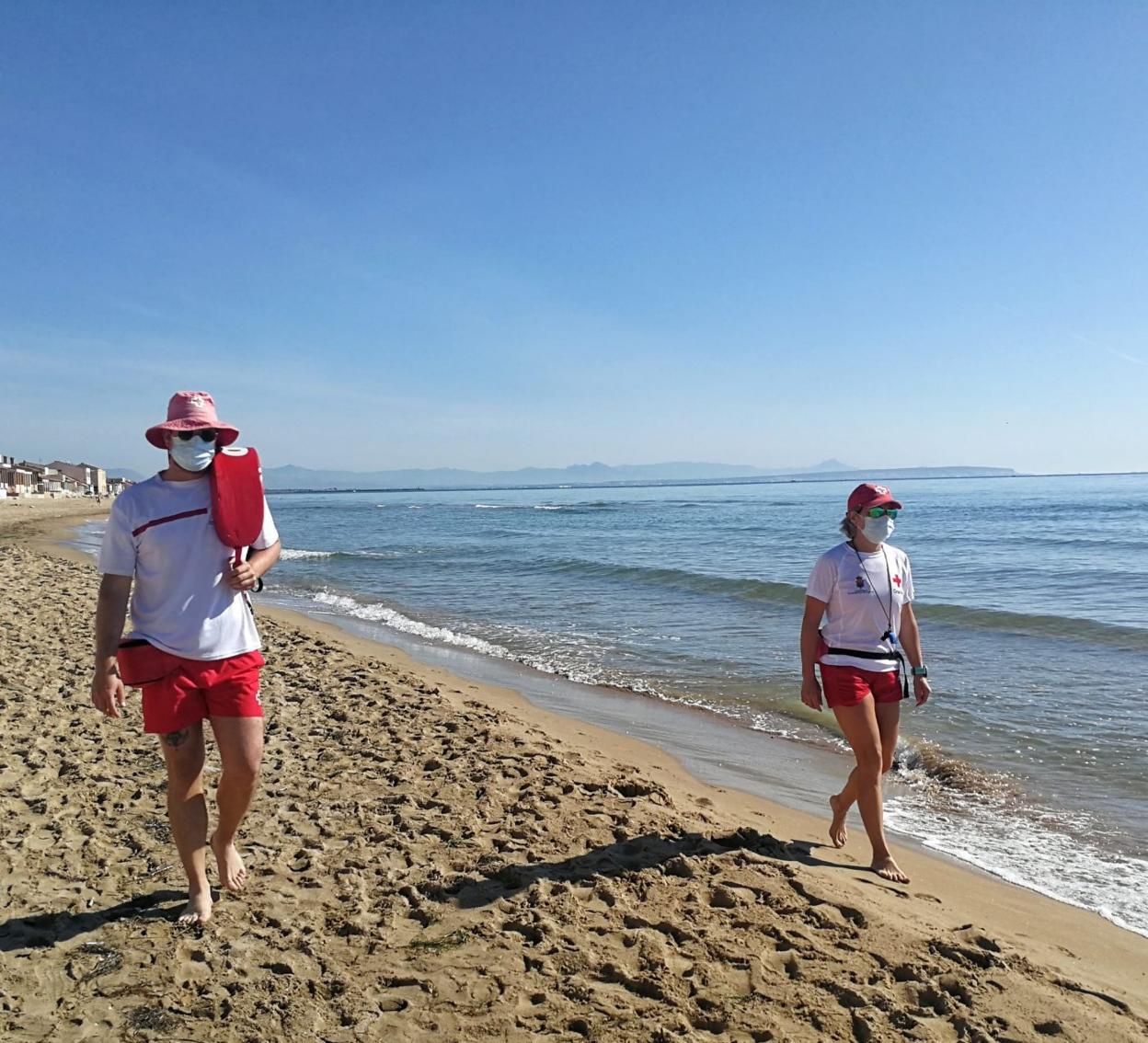 Dos socorristas de Cruz Roja en Guardamar del Segura. lp