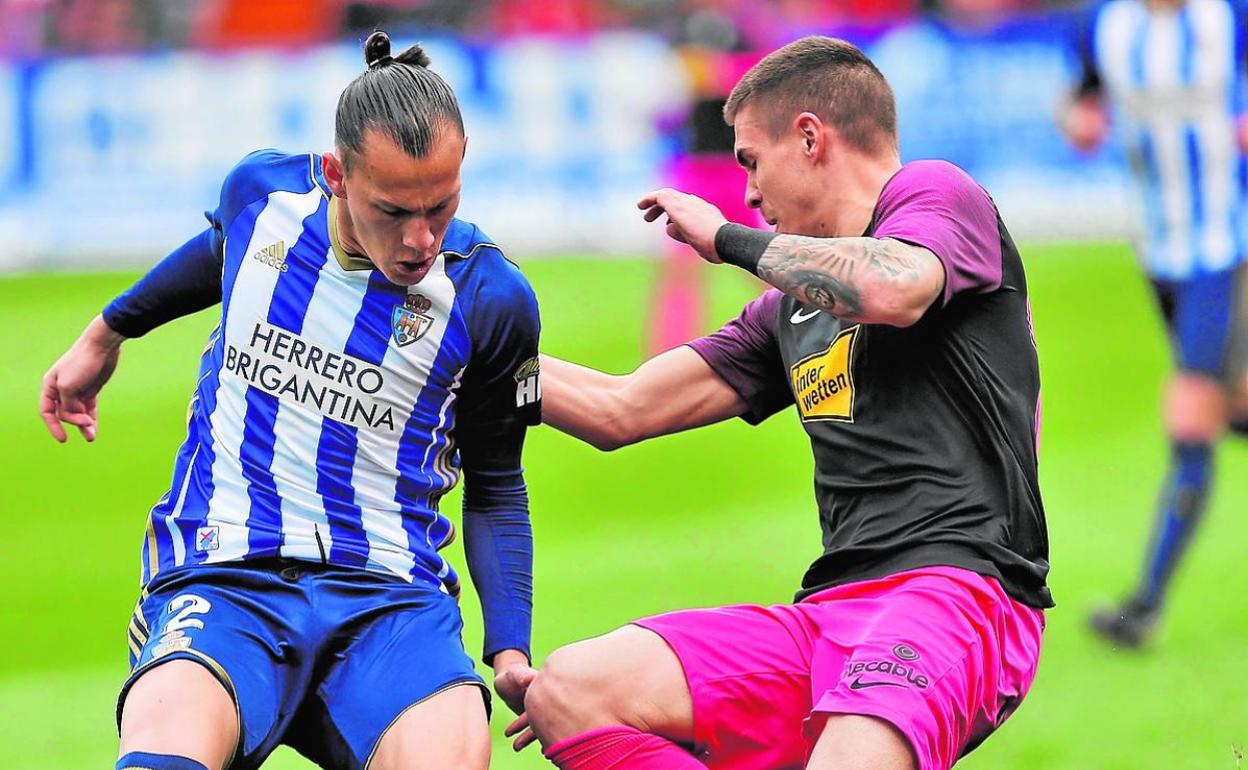 Son (a la izquierda), durante un partido entre la Ponferradina y el Sporting esta temporada.