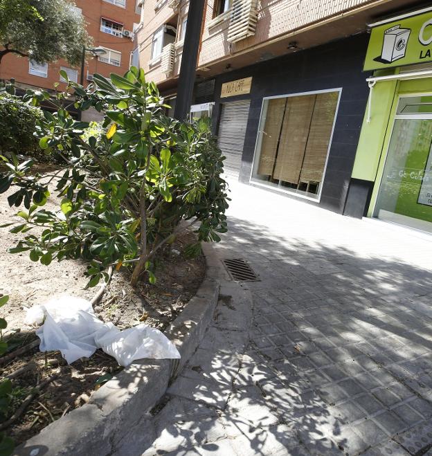 Clava un cuchillo de monte al novio de su hija en Valencia