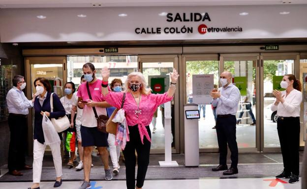 Los centros comerciales abren con éxito y los bares ya atienden en el interior en el primer día de la fase dos en Valencia