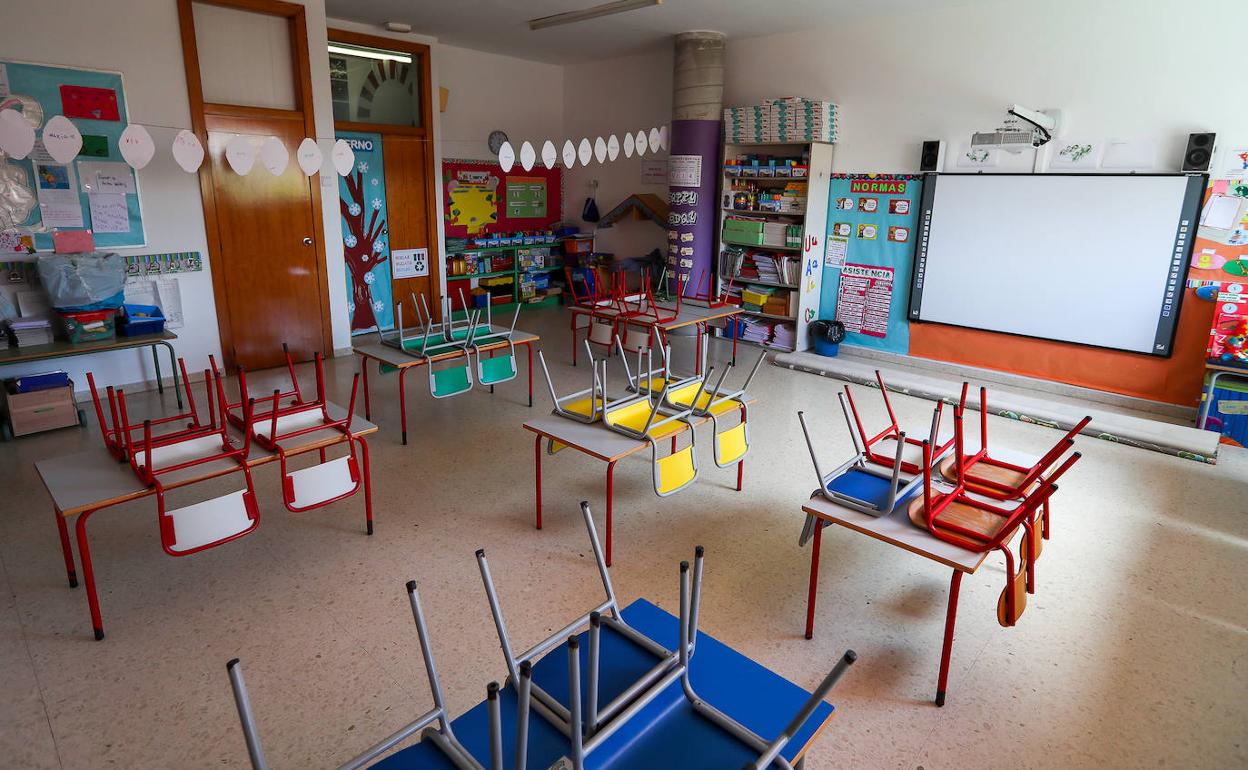 Mesas y sillas recogidas en un aula del Centro de Educación Infantil La Gacela