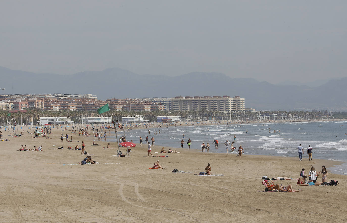 La Comunitat Valenciana estrena íntegramente su pase a la fase 2 de la desescalada del estado de alarma, que entre otras medidas de relajamiento contempla el uso y disfrute, con nuevas condiciones de seguridad y control, de las playas del litoral. 