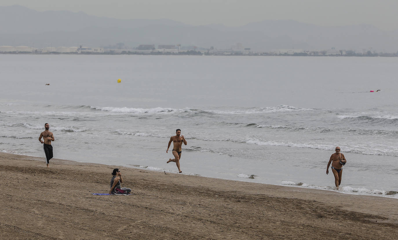 La Comunitat Valenciana estrena íntegramente su pase a la fase 2 de la desescalada del estado de alarma, que entre otras medidas de relajamiento contempla el uso y disfrute, con nuevas condiciones de seguridad y control, de las playas del litoral. 