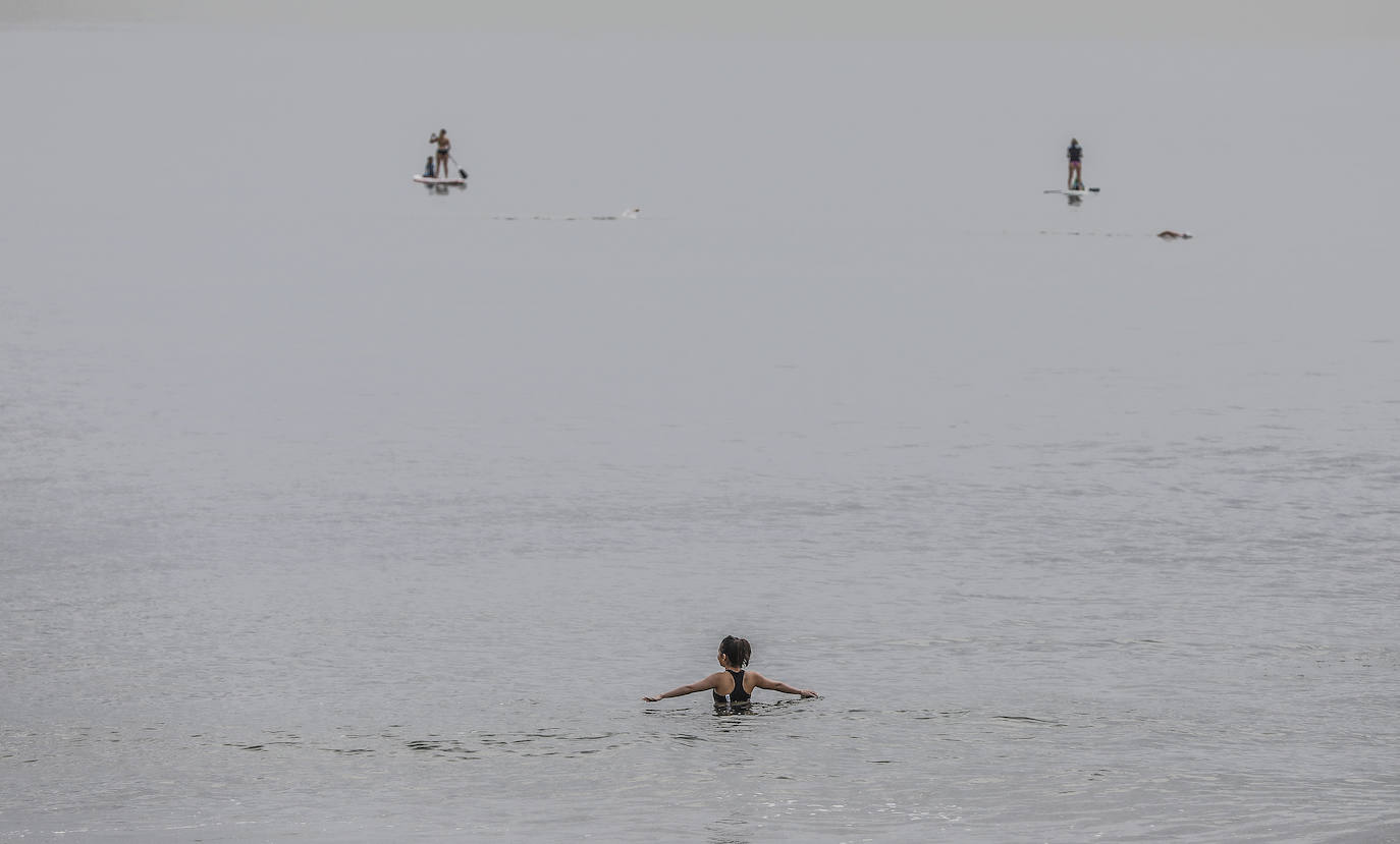 La Comunitat Valenciana estrena íntegramente su pase a la fase 2 de la desescalada del estado de alarma, que entre otras medidas de relajamiento contempla el uso y disfrute, con nuevas condiciones de seguridad y control, de las playas del litoral. 