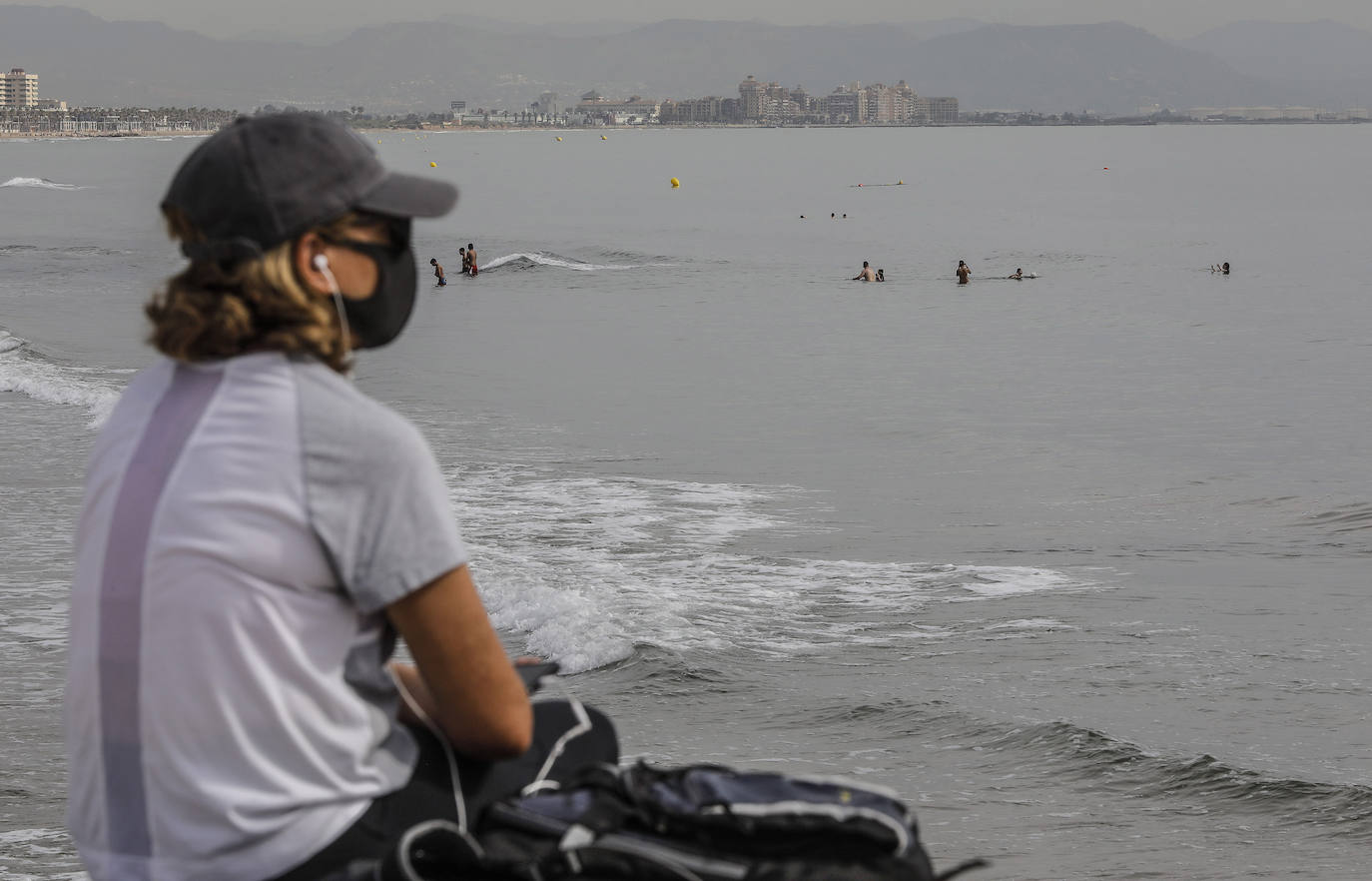 La Comunitat Valenciana estrena íntegramente su pase a la fase 2 de la desescalada del estado de alarma, que entre otras medidas de relajamiento contempla el uso y disfrute, con nuevas condiciones de seguridad y control, de las playas del litoral. 