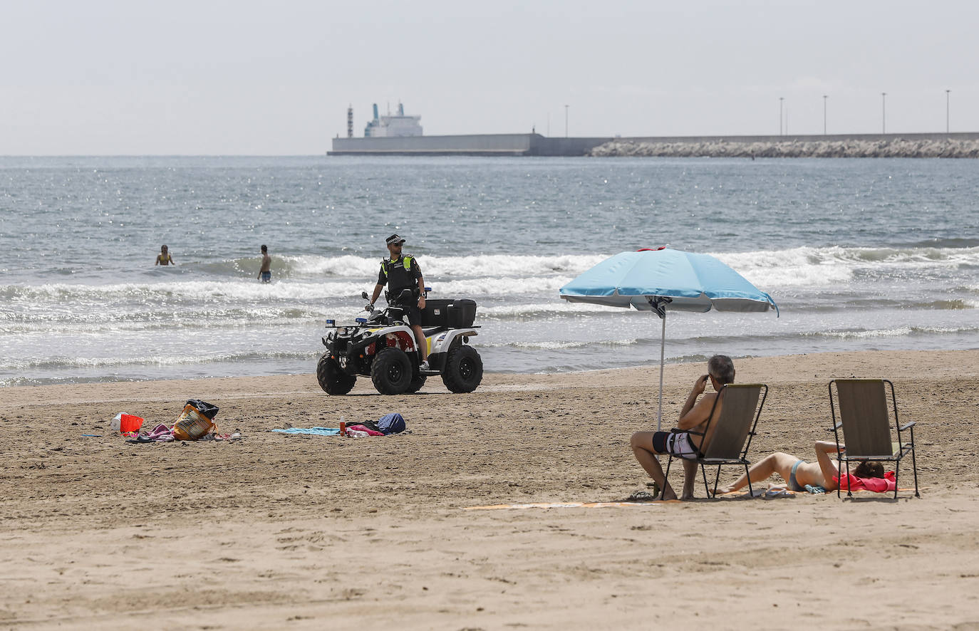 La Comunitat Valenciana estrena íntegramente su pase a la fase 2 de la desescalada del estado de alarma, que entre otras medidas de relajamiento contempla el uso y disfrute, con nuevas condiciones de seguridad y control, de las playas del litoral. 