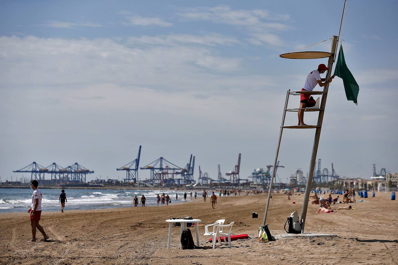 La Comunitat Valenciana estrena íntegramente su pase a la fase 2 de la desescalada del estado de alarma, que entre otras medidas de relajamiento contempla el uso y disfrute, con nuevas condiciones de seguridad y control, de las playas del litoral. 