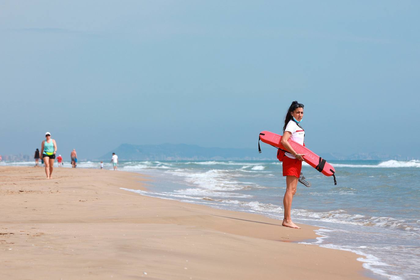 La Comunitat Valenciana estrena íntegramente su pase a la fase 2 de la desescalada del estado de alarma, que entre otras medidas de relajamiento contempla el uso y disfrute, con nuevas condiciones de seguridad y control, de las playas del litoral. 