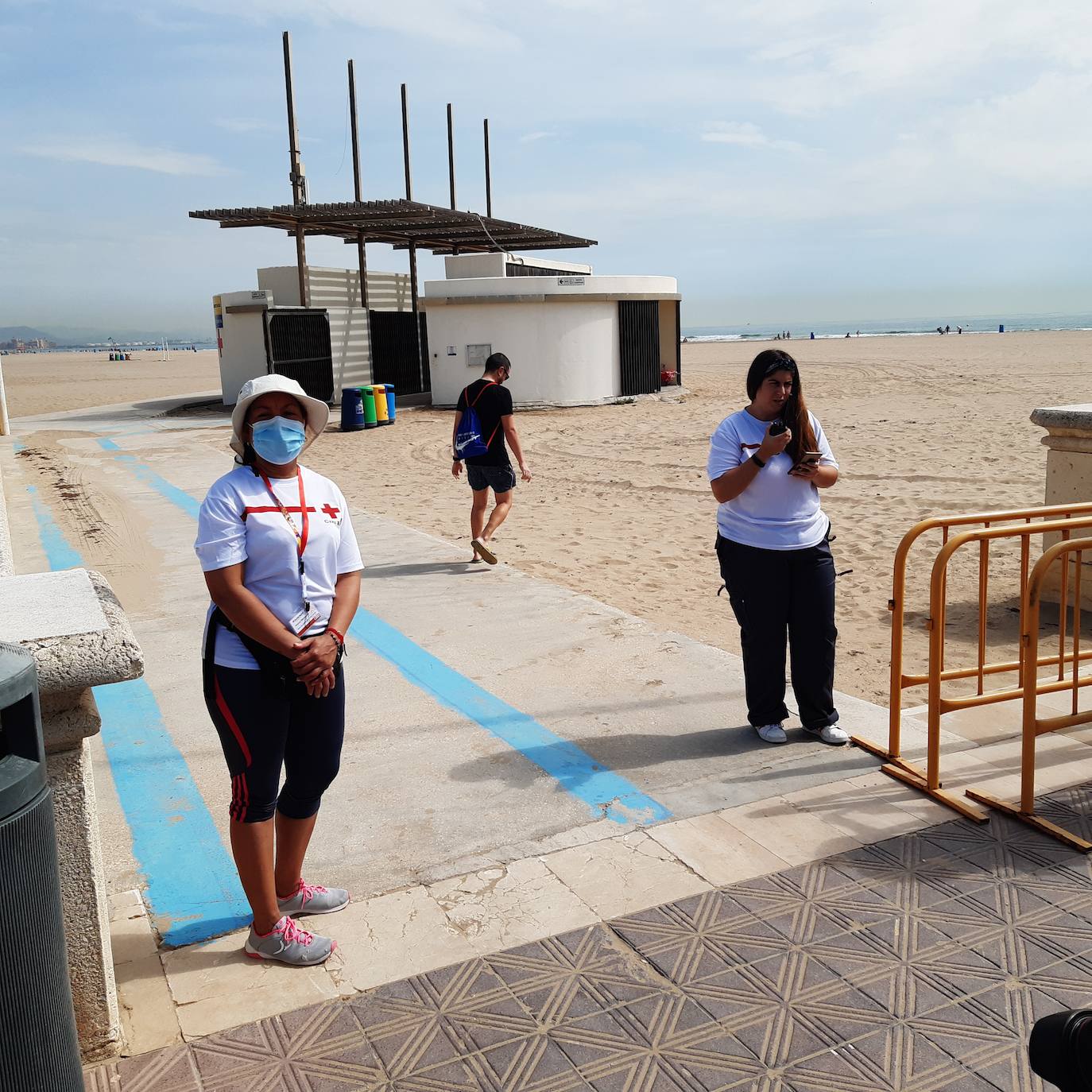 La Comunitat Valenciana estrena íntegramente su pase a la fase 2 de la desescalada del estado de alarma, que entre otras medidas de relajamiento contempla el uso y disfrute, con nuevas condiciones de seguridad y control, de las playas del litoral. 