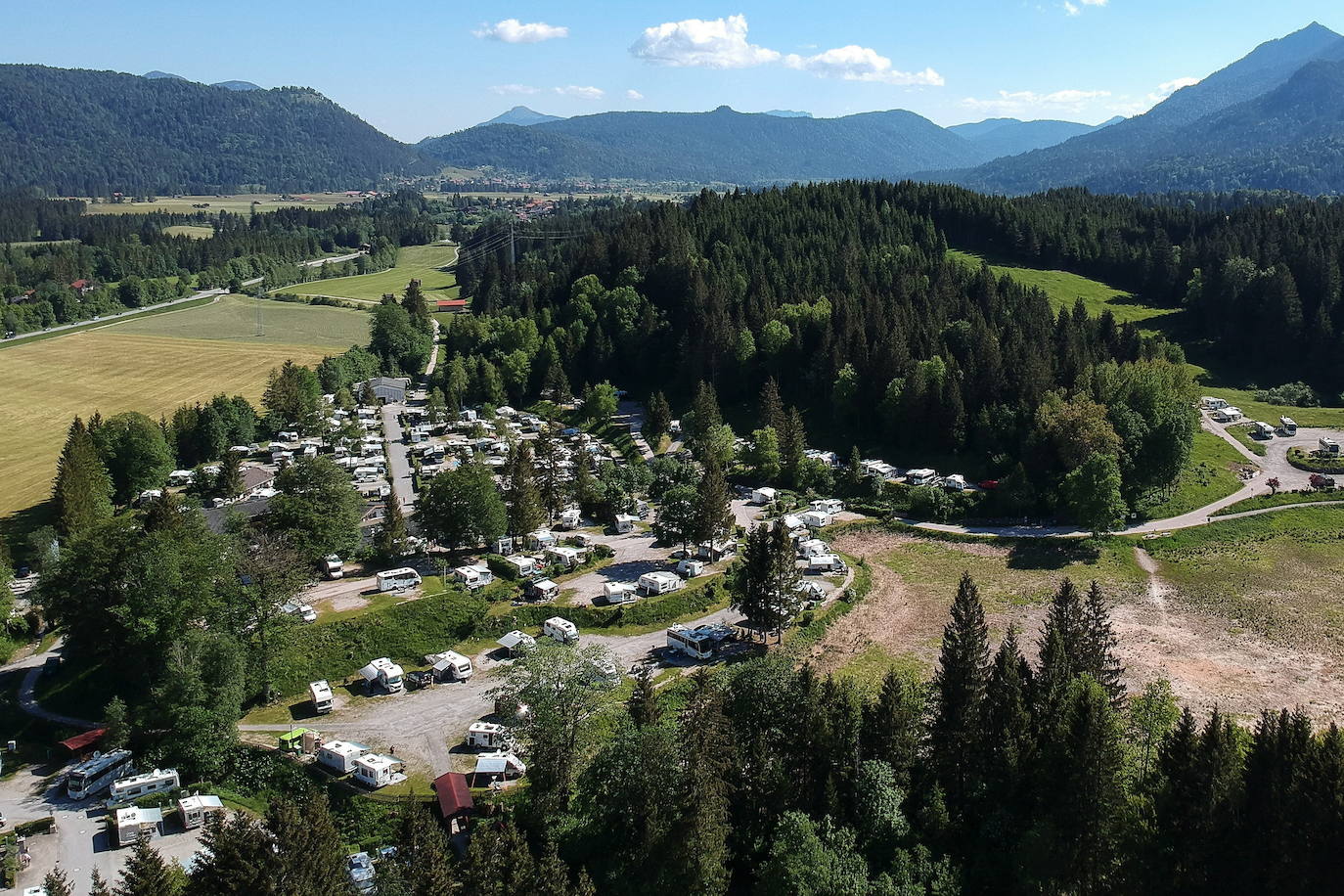 El verano llega a los Alpes y su paisaje se vuelve aún más espectacular. Los turistas que visitan la zona en esta época del año pueden disfrutar del verde del entorno y el deporte en sus aguas, en un ambiente alejado del bullicio donde descansar y conectar con la naturaleza.