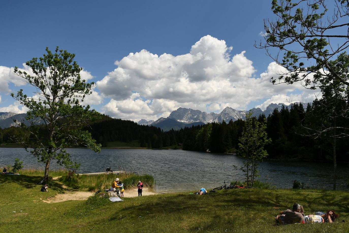 El verano llega a los Alpes y su paisaje se vuelve aún más espectacular. Los turistas que visitan la zona en esta época del año pueden disfrutar del verde del entorno y el deporte en sus aguas, en un ambiente alejado del bullicio donde descansar y conectar con la naturaleza.