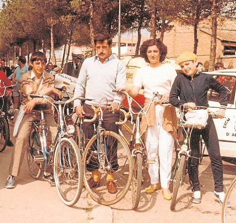 Jarr junto a su familia en Algemesí el día de la bicicleta.