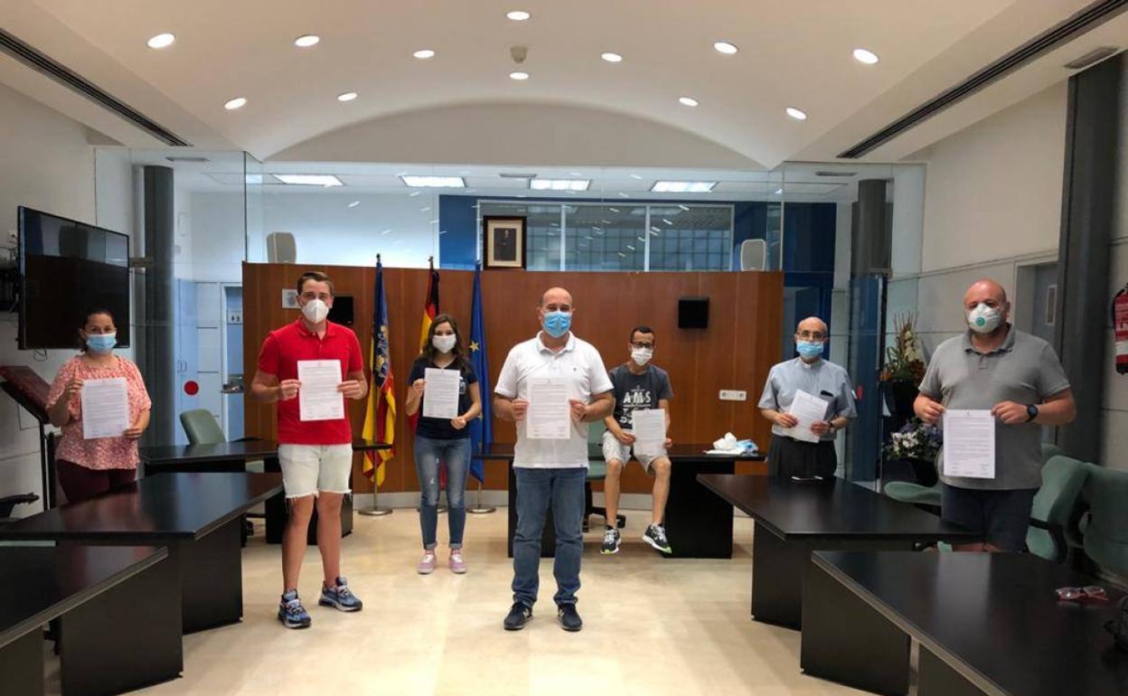 El alcalde, Paco Gómez, con representantes de los colectivos festeros. 