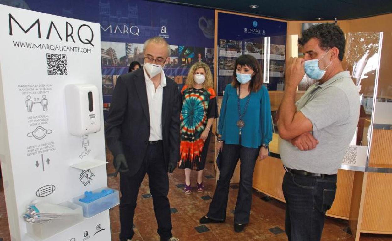 La Vicepresidenta de la Diputación Provincial, Julia Parra, con el Director Gerente de la Fundación MARQ, Josep Albert (i), y el Director Técnico, Manuel Olcina, en el museo.