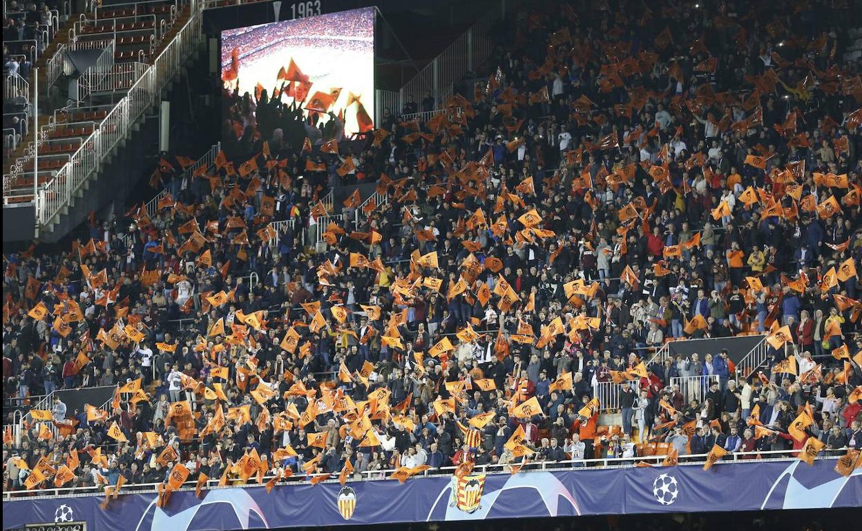 La afición del Valencia anima en Mestalla a su equipo durante el partido de Champions frente al Chelsea el pasado noviembre. 