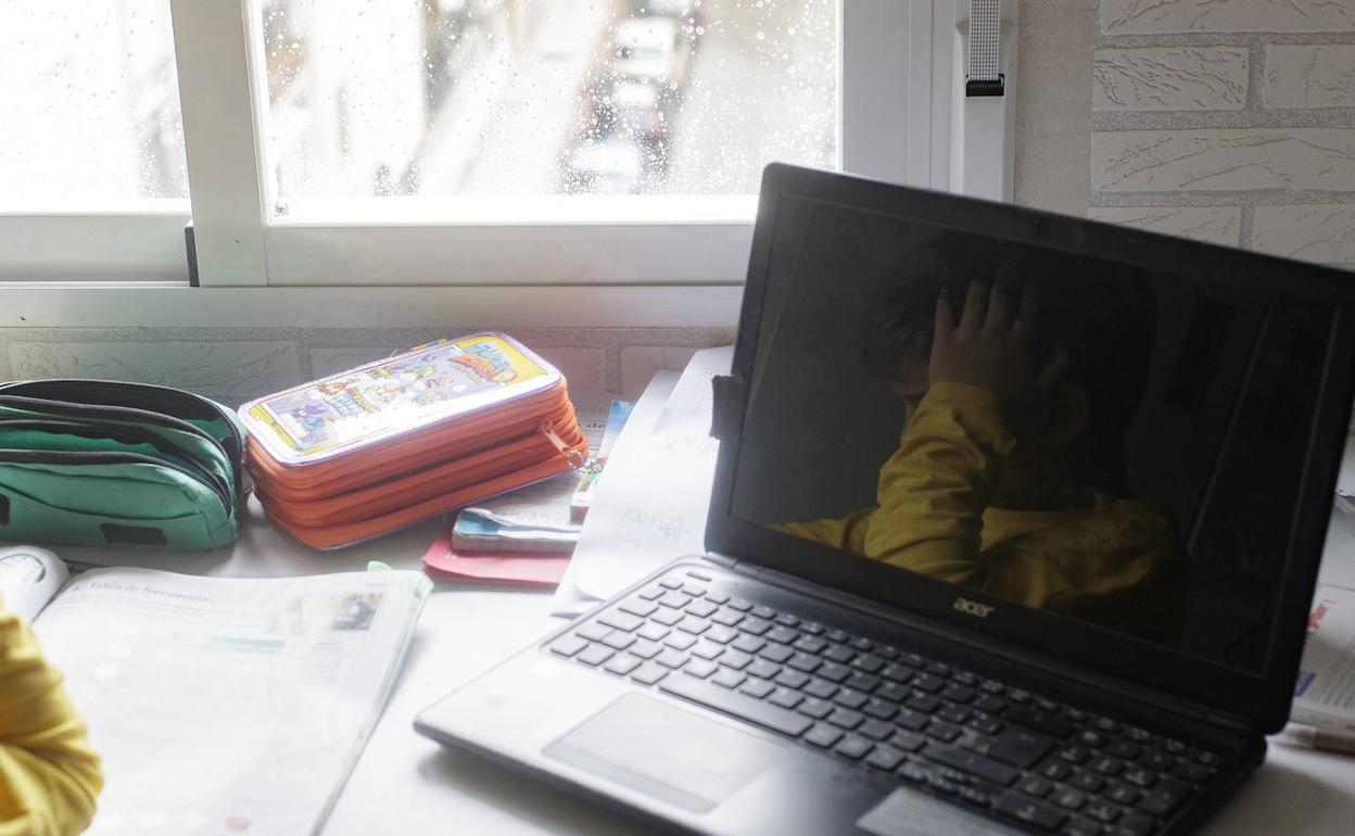 Alumno de Primaria trabajando desde casa. 