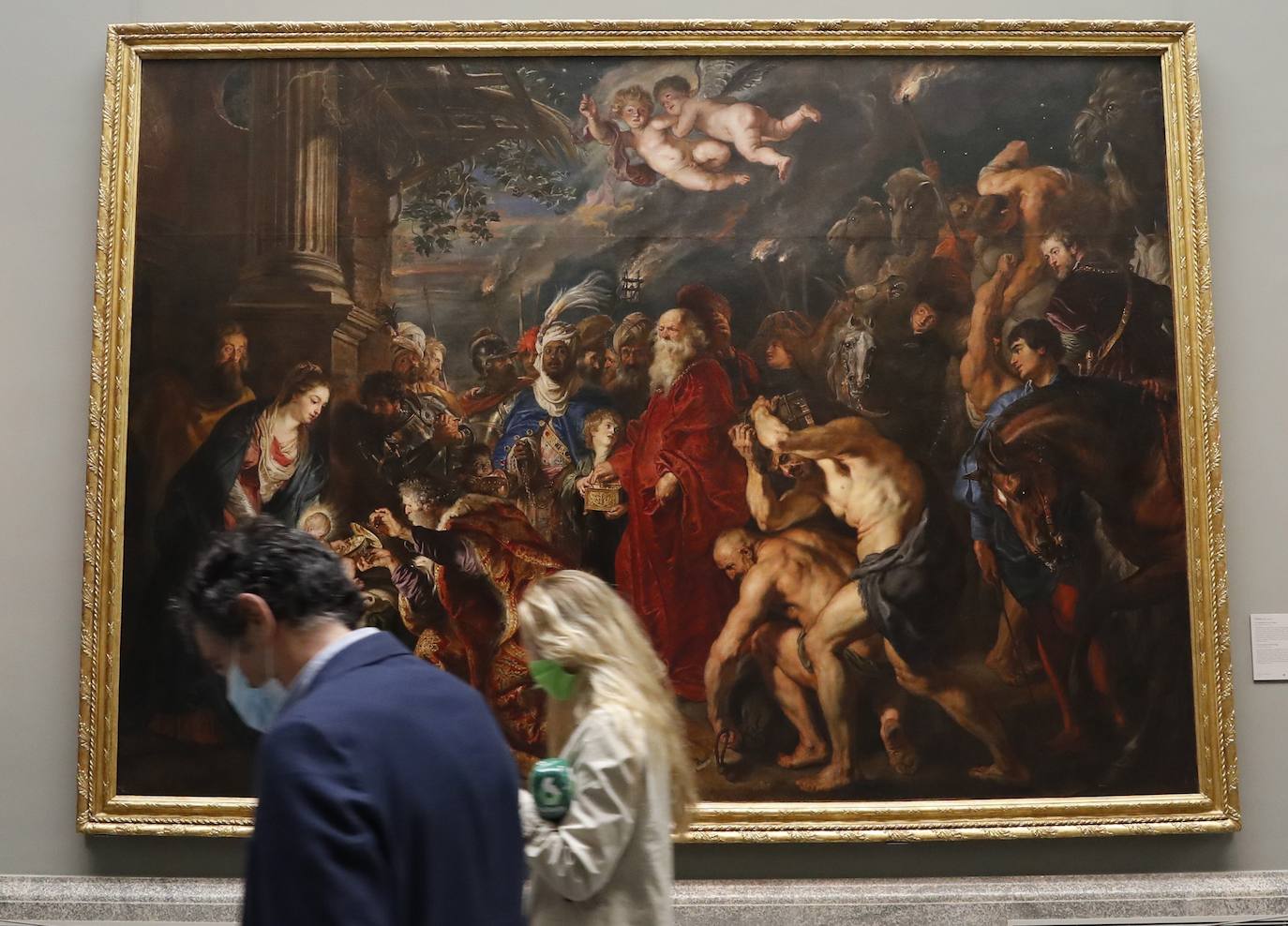 Tras más de dos meses cerrado el Museo del Prado ha adaptado sus instalaciones a la nueva normalidad: mascarillas, dispensadores de geles y distancia de seguridad acompañarán a los 1.800 visitantes al día que podrán acceder en una primera fase a partir de este fin de semana. La pinacoteca abrirá con un tercio de su aforo y con la muestra 'El reencuentro', un espectacular montaje de las obras más emblemáticas de su colección permanente.