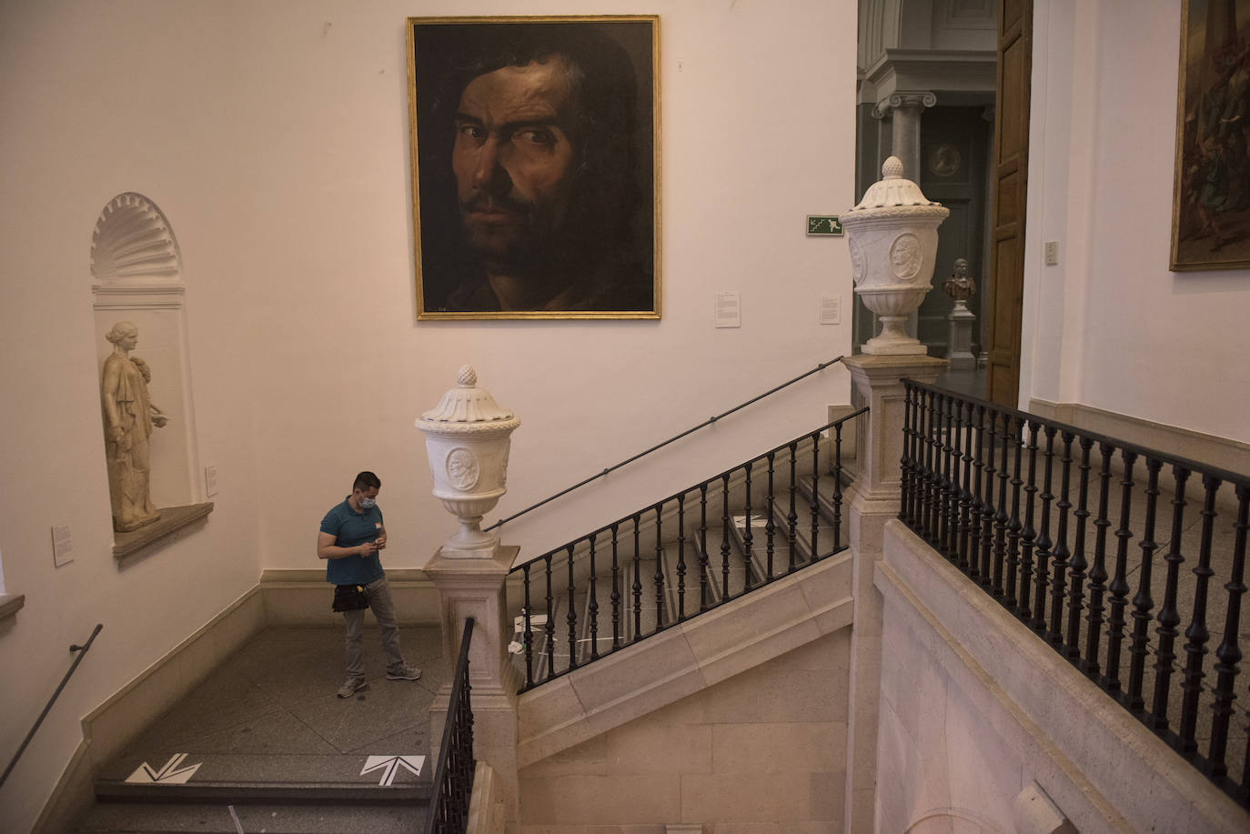 Tras más de dos meses cerrado el Museo del Prado ha adaptado sus instalaciones a la nueva normalidad: mascarillas, dispensadores de geles y distancia de seguridad acompañarán a los 1.800 visitantes al día que podrán acceder en una primera fase a partir de este fin de semana. La pinacoteca abrirá con un tercio de su aforo y con la muestra 'El reencuentro', un espectacular montaje de las obras más emblemáticas de su colección permanente.