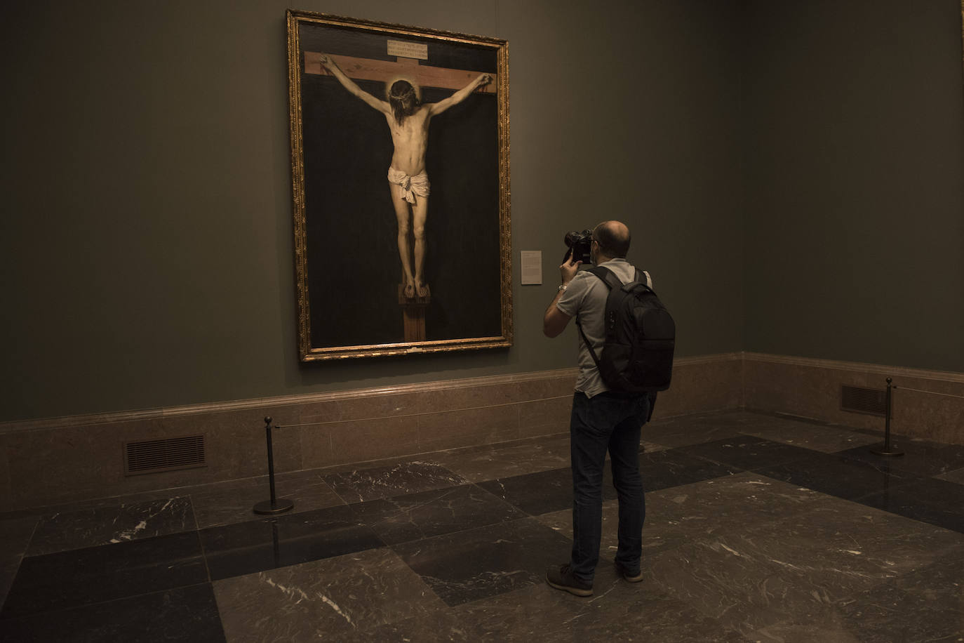 Tras más de dos meses cerrado el Museo del Prado ha adaptado sus instalaciones a la nueva normalidad: mascarillas, dispensadores de geles y distancia de seguridad acompañarán a los 1.800 visitantes al día que podrán acceder en una primera fase a partir de este fin de semana. La pinacoteca abrirá con un tercio de su aforo y con la muestra 'El reencuentro', un espectacular montaje de las obras más emblemáticas de su colección permanente.