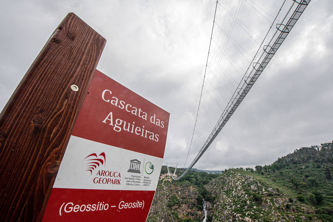 Portugal está construyendo el '516 Arouca' considerado el puente peatonal suspendido más grande del mundo con 516 metros de largo y 175 metros de alto en Arouca. Aún se encuentra en construcción, junto a las pasarelas Paiva y sostenidas por cables de acero dispuestos a 175 metros sobre el lecho del río, se prevé como una de las principales atracciones turísticas en el distrito de Aveiro. 