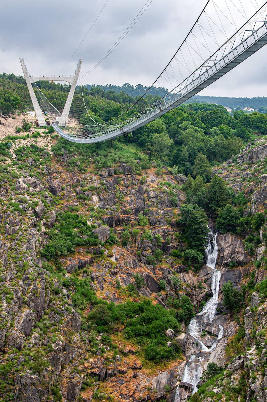 Portugal está construyendo el '516 Arouca' considerado el puente peatonal suspendido más grande del mundo con 516 metros de largo y 175 metros de alto en Arouca. Aún se encuentra en construcción, junto a las pasarelas Paiva y sostenidas por cables de acero dispuestos a 175 metros sobre el lecho del río, se prevé como una de las principales atracciones turísticas en el distrito de Aveiro. 