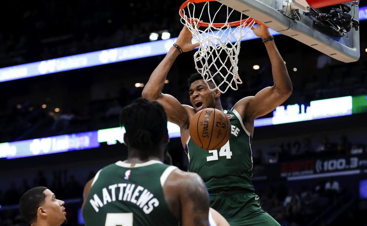 Giannis Antetokounmpo machaca el aro en un partido entre los Bucks y los Pelicans. 