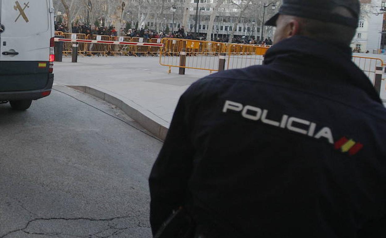 Detenido en Sagunt por amenazar con una pistola a dos grupos de jóvenes