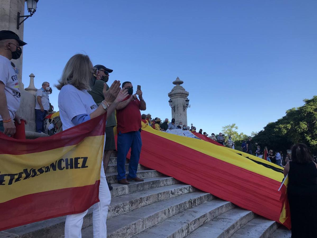 Fotos: Más de un centenar de personas se concentran contra en Valencia contra el Gobierno