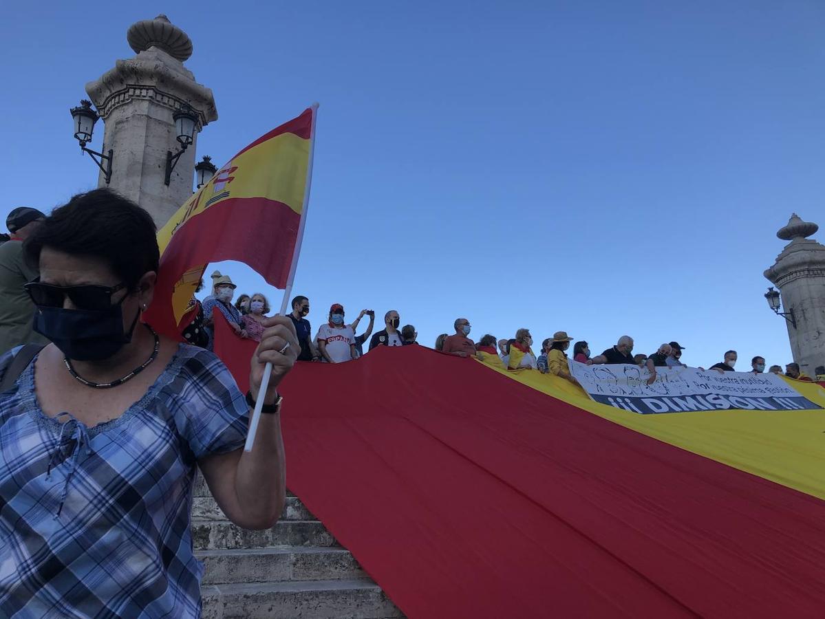 Fotos: Más de un centenar de personas se concentran contra en Valencia contra el Gobierno