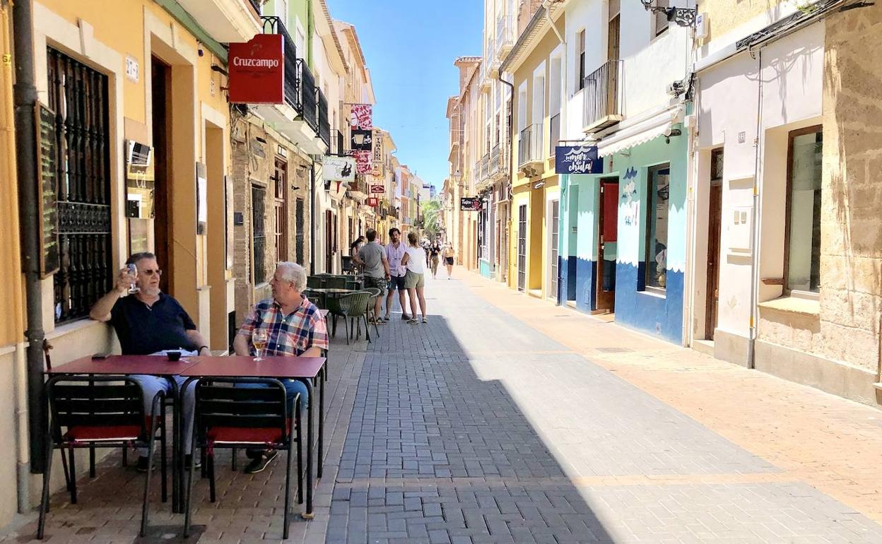 Los locales de los números impares de la calle Loreto pudieron montar ayer las terrazas. 