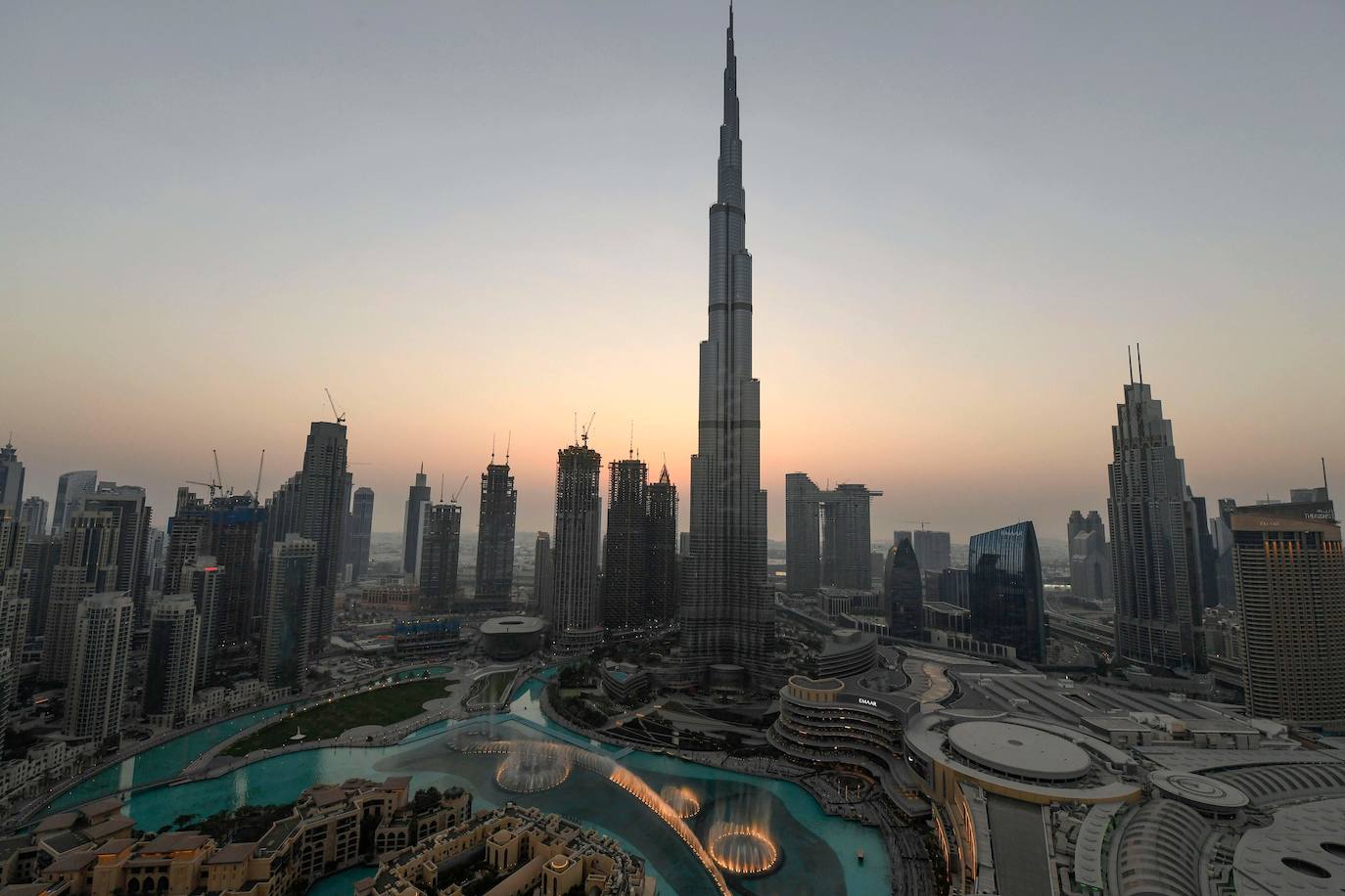 La ciudad de Dubai renace tras el confinamiento provocado por la crisis del coronavirus. Sus ciudadanos vuelven a disfrutar de la belleza de sus fuentes de agua y la opulencia de sus rascacielos, bajo las medidas de seguridad necesarias para la prevención de la Covid-19.