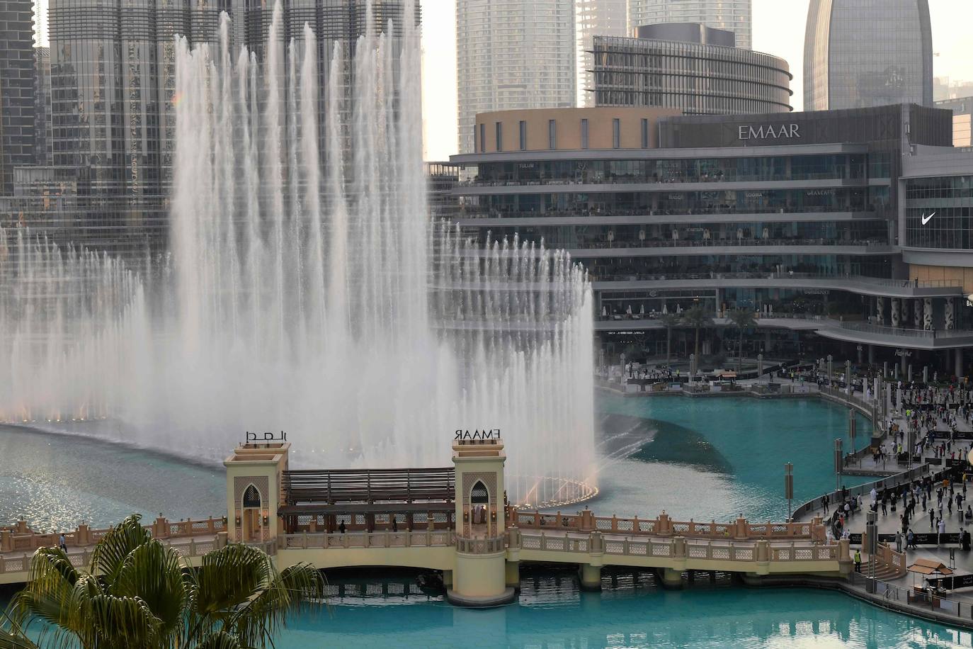 La ciudad de Dubai renace tras el confinamiento provocado por la crisis del coronavirus. Sus ciudadanos vuelven a disfrutar de la belleza de sus fuentes de agua y la opulencia de sus rascacielos, bajo las medidas de seguridad necesarias para la prevención de la Covid-19.