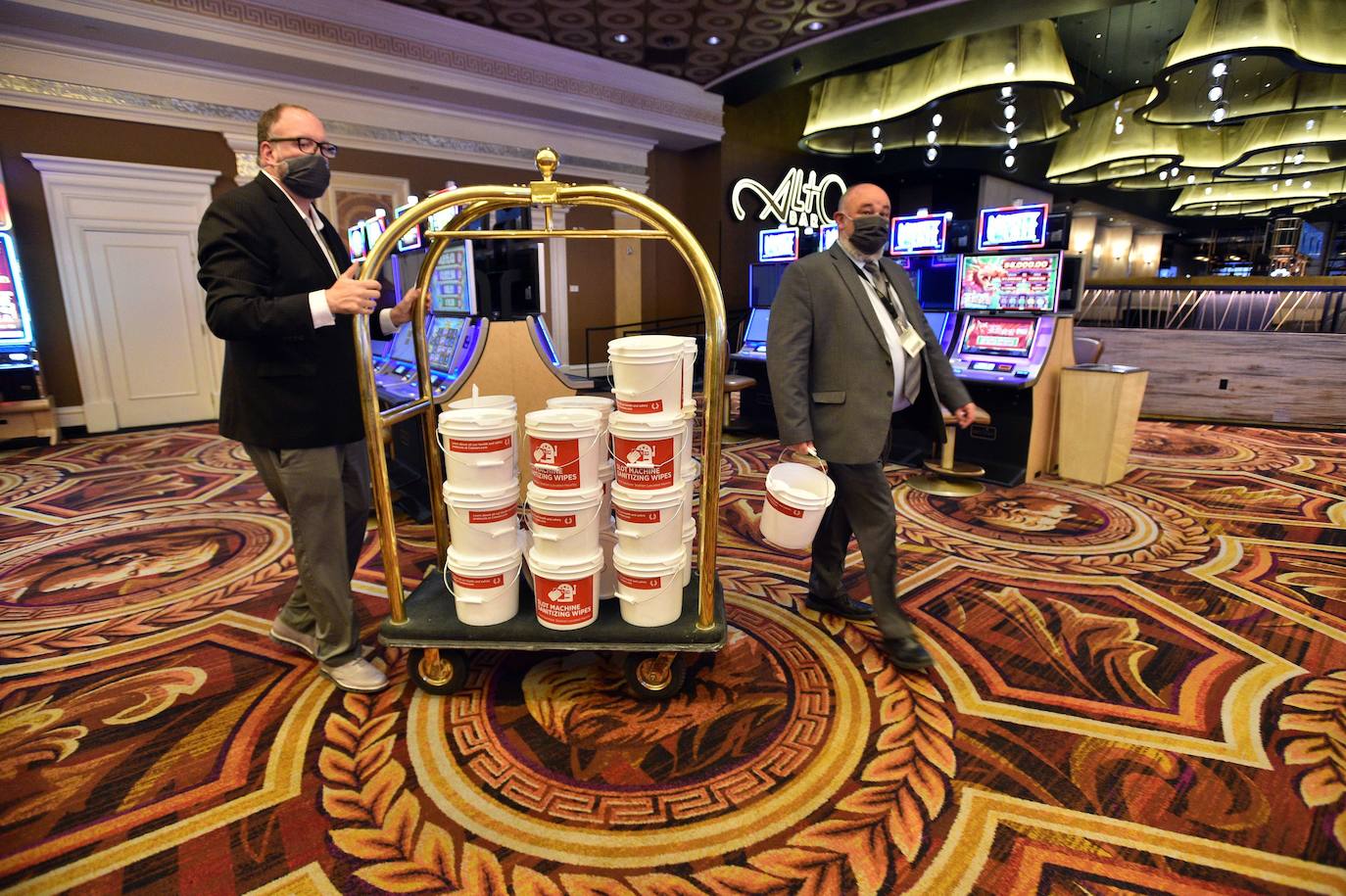 Los casinos de Las Vegas recuperan poco a poco la normalidad. Las ruletas vuelven a girar mientras los jugadores vigilan sus apuestas con mascarillas en el rostro y rodeados de medidas de seguridad para prevenir el contagio de la Covid-19 durante el juego.