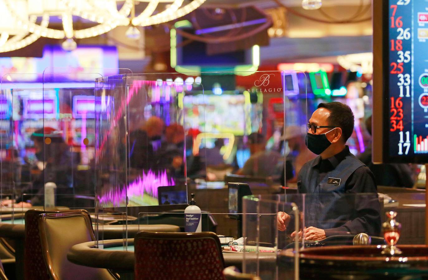 Los casinos de Las Vegas recuperan poco a poco la normalidad. Las ruletas vuelven a girar mientras los jugadores vigilan sus apuestas con mascarillas en el rostro y rodeados de medidas de seguridad para prevenir el contagio de la Covid-19 durante el juego.