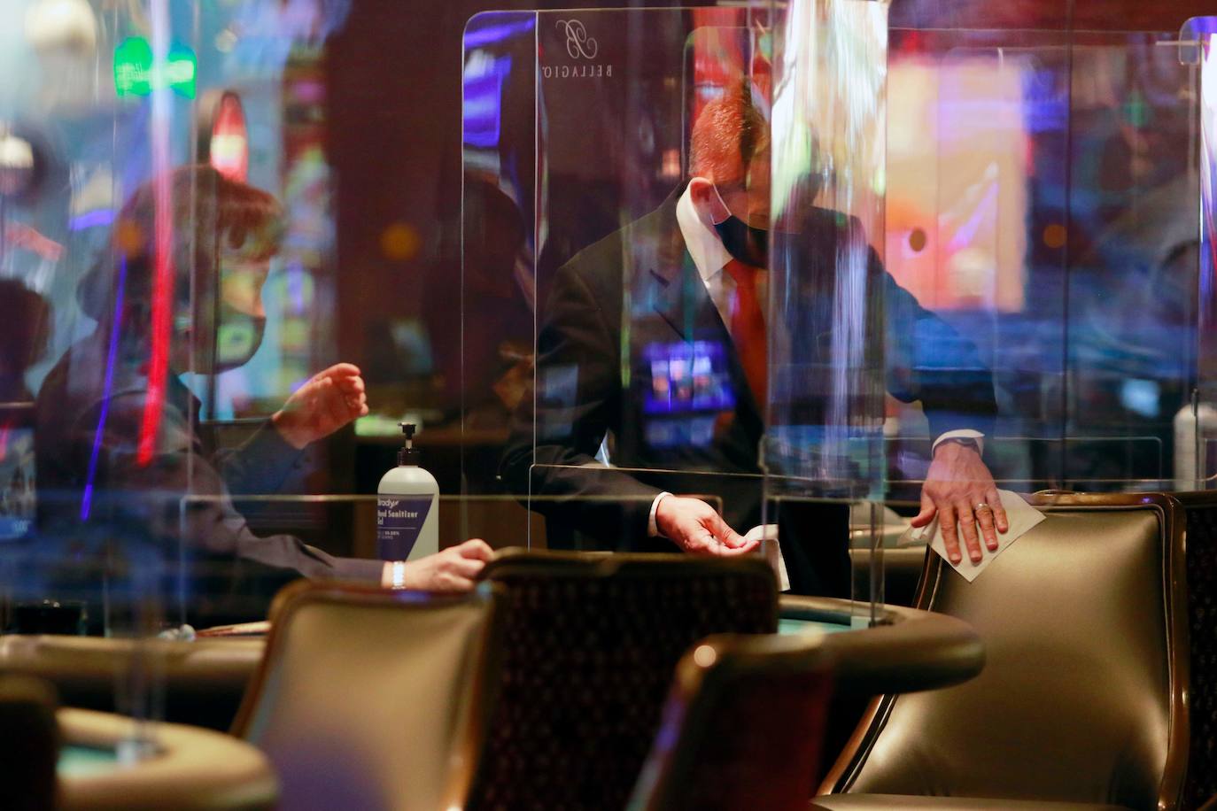 Los casinos de Las Vegas recuperan poco a poco la normalidad. Las ruletas vuelven a girar mientras los jugadores vigilan sus apuestas con mascarillas en el rostro y rodeados de medidas de seguridad para prevenir el contagio de la Covid-19 durante el juego.