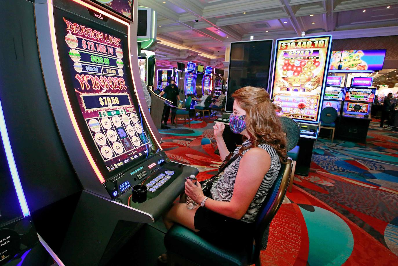 Los casinos de Las Vegas recuperan poco a poco la normalidad. Las ruletas vuelven a girar mientras los jugadores vigilan sus apuestas con mascarillas en el rostro y rodeados de medidas de seguridad para prevenir el contagio de la Covid-19 durante el juego.