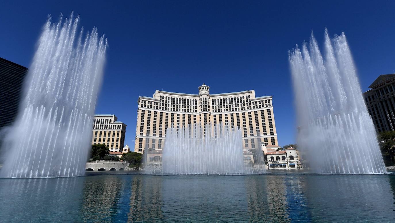 Los casinos de Las Vegas recuperan poco a poco la normalidad. Las ruletas vuelven a girar mientras los jugadores vigilan sus apuestas con mascarillas en el rostro y rodeados de medidas de seguridad para prevenir el contagio de la Covid-19 durante el juego.