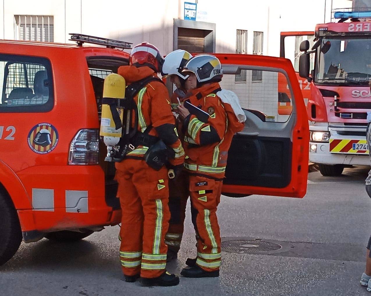 Imagen secundaria 2 - Los bomberos sofocan un incendio en la fábrica de Dulcesol en Villalonga