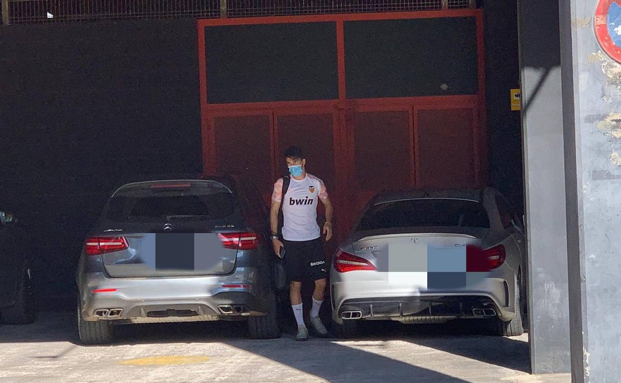 Carlos Soler, a su llegada para el entrenamiento de hoy en Mestalla. 