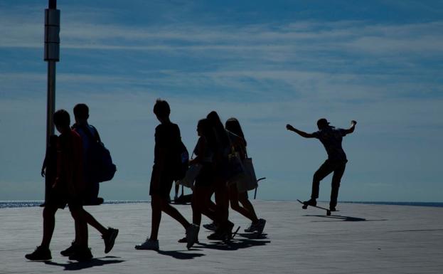 Hacen limpiar la playa a 38 erasmus que pillaron haciendo botellón en plena desescalada