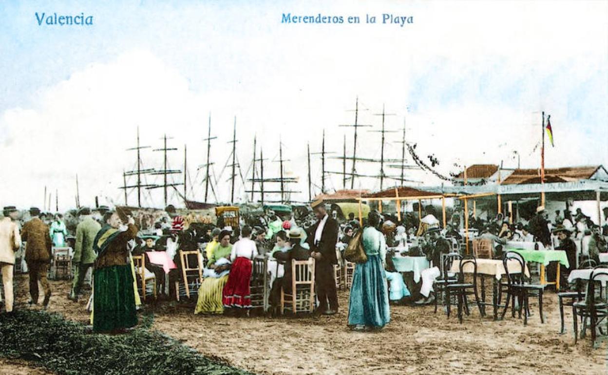 Merenderos en la playa de Valencia, postal coloreada. 