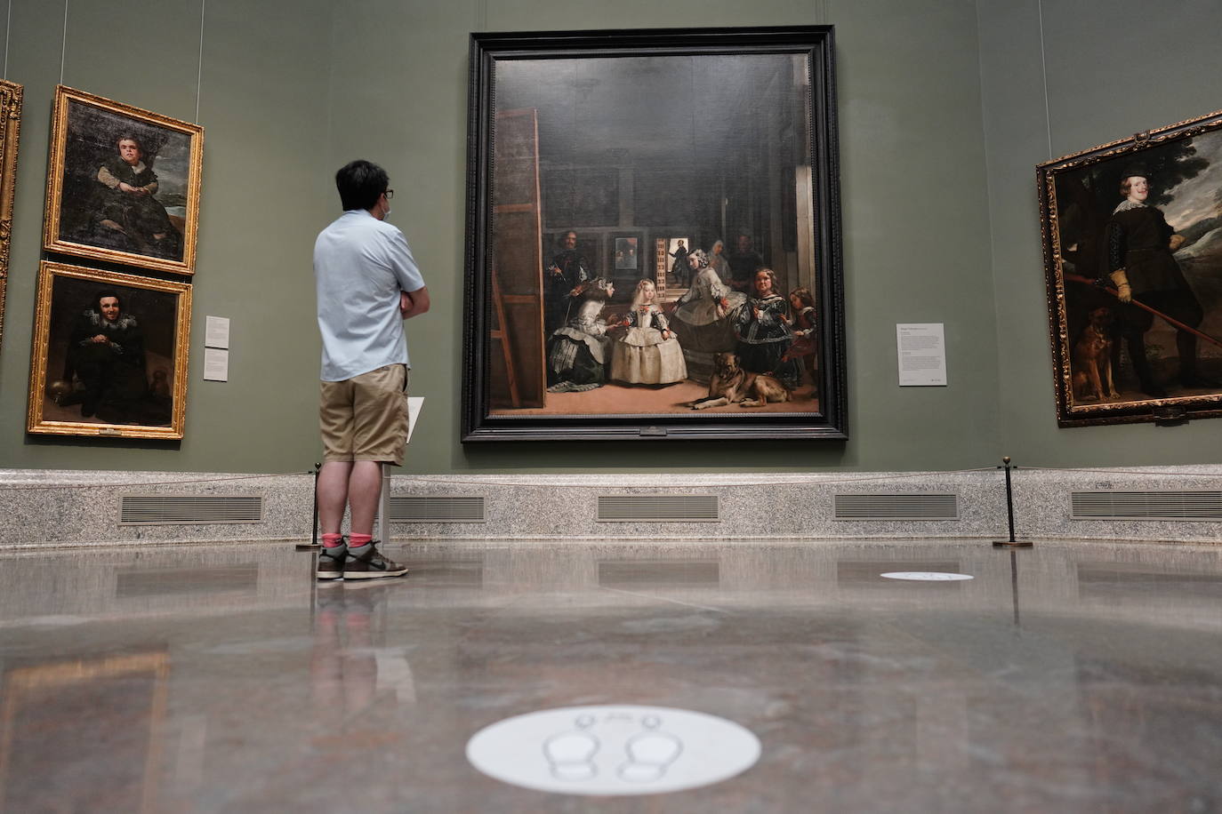 Colas en la fachada del Museo Nacional del Prado.