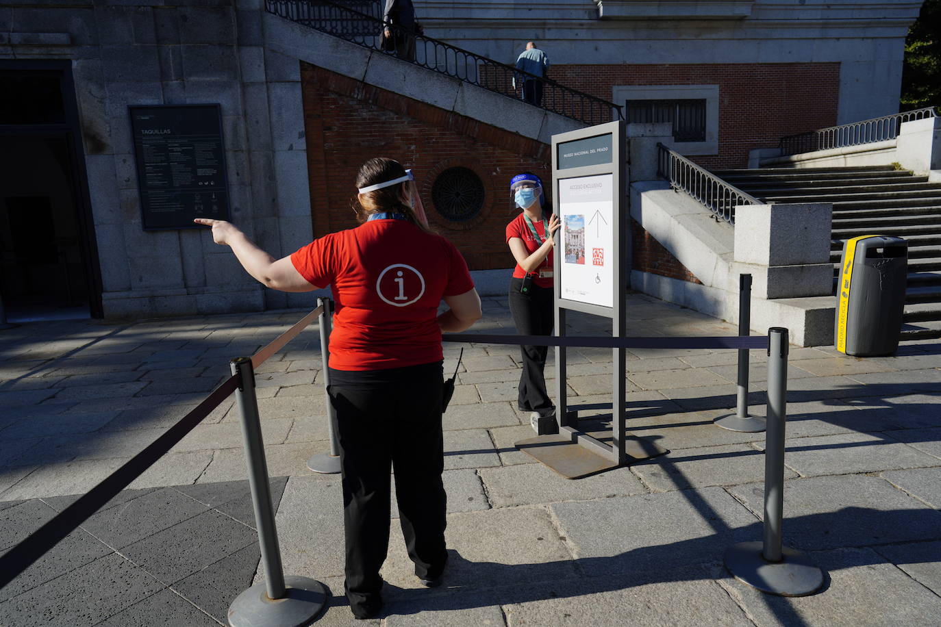 Colas en la fachada del Museo Nacional del Prado.