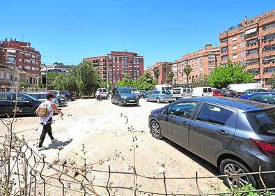 Imagen secundaria 1 - Grao. Solar del circuito de Fórmula 1 del barrio del Grao lleno de escombros. | Favara. Solar de la calle Vicente Parra y derribo de la cervecera de la Cruz Cubierta.