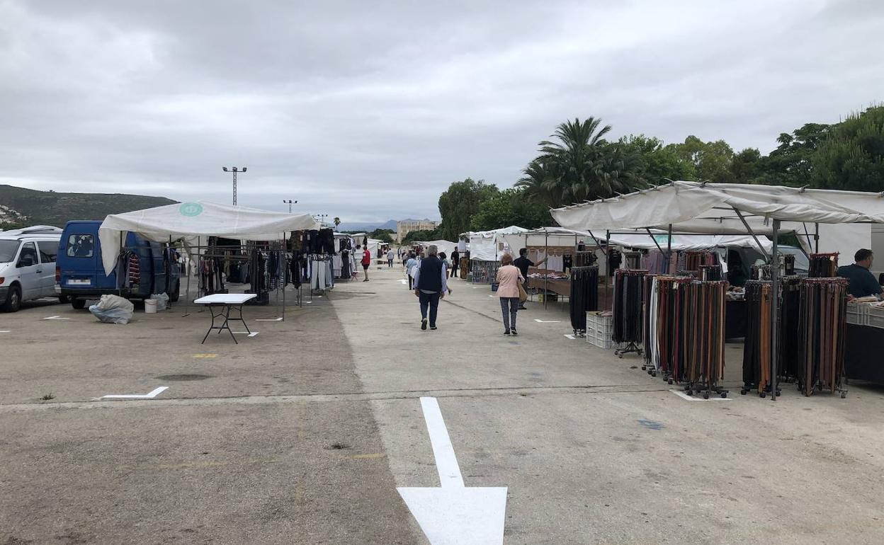 Aspecto que presentaba ayer por la mañana el mercadillo de Torrecremada. 