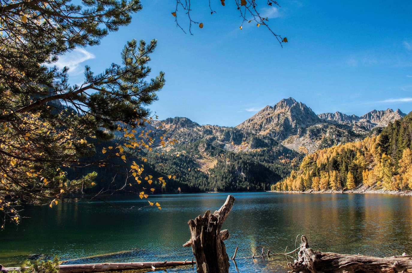 1.- Parque Nacional de Aigüestortes i Estany de Sant Maurici (Cataluña) | Su principal seña de identidad corresponde a los más de 200 lagos o estanys, a los impresionantes riscos de 'Els Encantats' y a sus característicos meandros de alta montaña (las aigüestortes). 