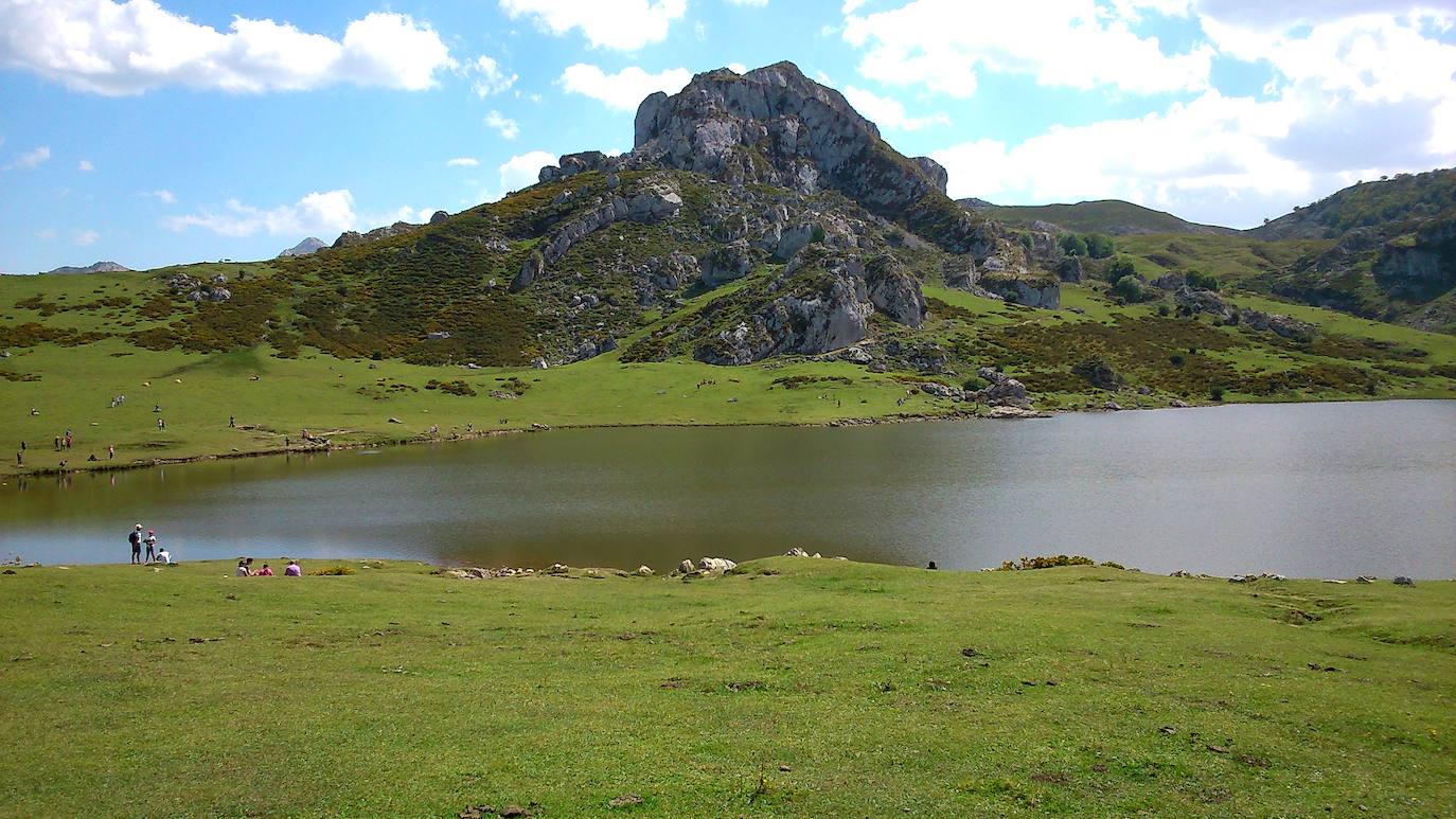 10.- Parque Nacional de los Picos de Europa (Asturias, Cantabria y Castilla y León) | Los Picos de Europa presentan la mayor formación caliza de la Europa Atlántica, con importantes procesos cársticos, simas que llegan a más de 1.000 metros, erosión glaciar muy patente y presencia de lagos.