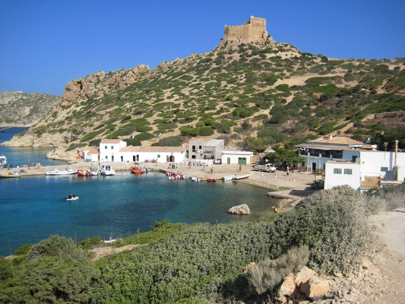2.- Parque Nacional Marítimo - Terrestre del Archipiélago de Cabrera (Baleares) | A poco más de una hora de navegación desde Mallorca, el Archipiélago de Cabrera constituye el mejor exponente de ecosistemas insulares no alterados del Mediterráneo español. Desde 1991, el Parque Nacional Marítimo Terrestre cobija toda la riqueza natural de este conjunto de islas e islotes calcáreos: importantes colonias de aves marinas, especies endémicas y uno de los fondos marinos mejor conservados de nuestro litoral.