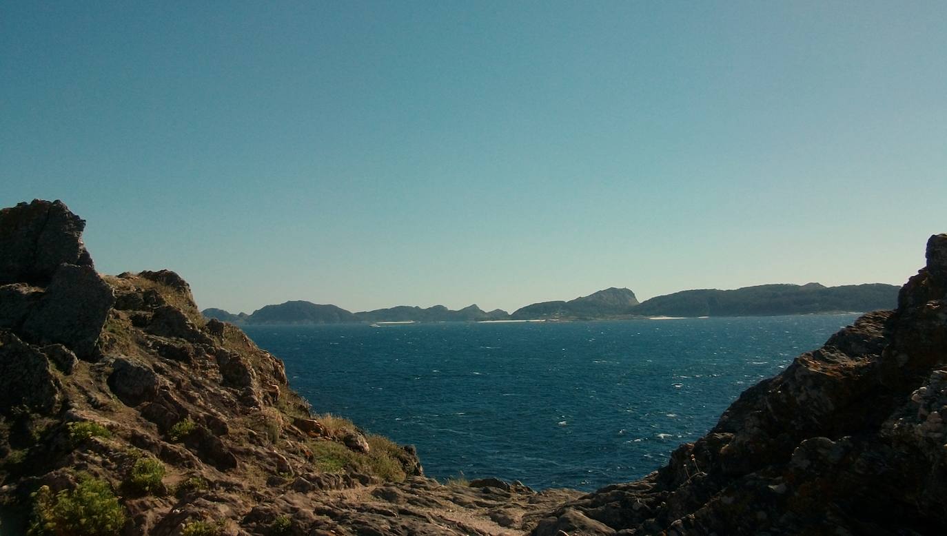 Los acantilados, los matorrales, las dunas y las playas, así como los distintos fondos marinos (de roca, de arena, de concha…) crean un gran mosaico de ecosistemas en estas islas y las aguas que los rodean.